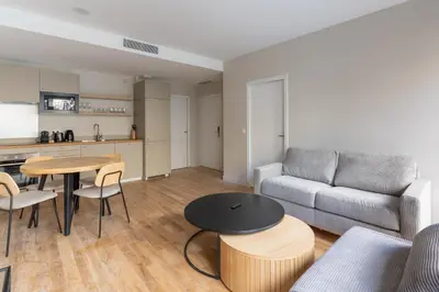 Cuisine ou kitchenette dans l'établissement Beautiful Minimalist 1BD Apartment near Montmartre