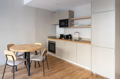 Cuisine ou kitchenette dans l'établissement Beautiful Minimalist 1BD Apartment near Montmartre