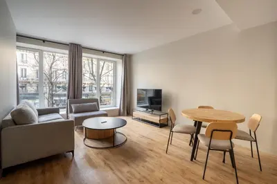 Télévision ou salle de divertissement dans l'établissement Beautiful Minimalist 1BD Apartment near Montmartre