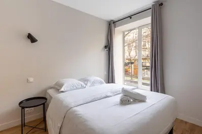 Un ou plusieurs lits dans un hébergement de l'établissement Beautiful Minimalist 1BD Apartment near Montmartre