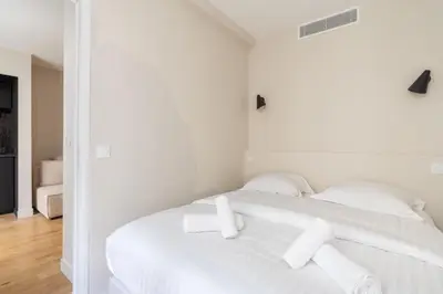 Un ou plusieurs lits dans un hébergement de l'établissement Modern and elegant 1BD Apartment near Montmartre