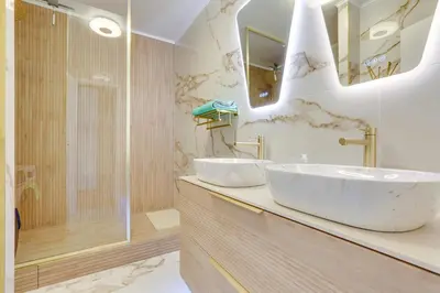 Salle de bains dans l'établissement Paris luxury Apartment 75m2 with Eiffel Tower View, metro 1 min, parking
