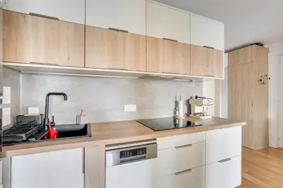 Cuisine ou kitchenette dans l'établissement Paris luxury Apartment 75m2 with Eiffel Tower View, metro 1 min, parking