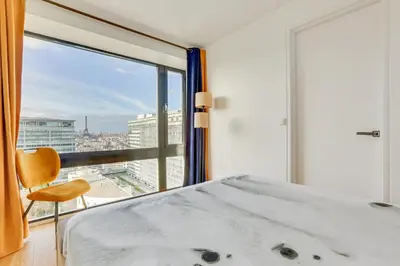 Un ou plusieurs lits dans un hébergement de l'établissement Paris luxury Apartment 75m2 with Eiffel Tower View, metro 1 min, parking