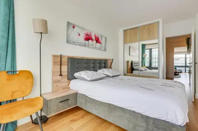 Un ou plusieurs lits dans un hébergement de l'établissement Paris luxury Apartment 75m2 with Eiffel Tower View, metro 1 min, parking