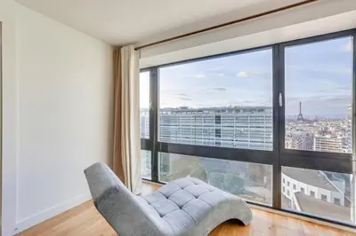 Coin salon dans l'établissement Paris luxury Apartment 75m2 with Eiffel Tower View, metro 1 min, parking