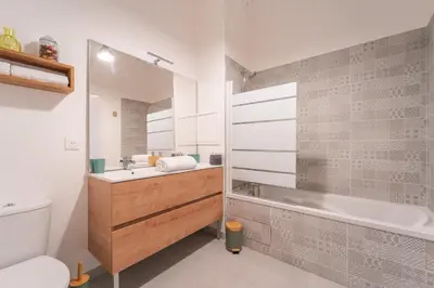 Salle de bains dans l'établissement L'Exupéry- Parking privé et à 15min de Paris