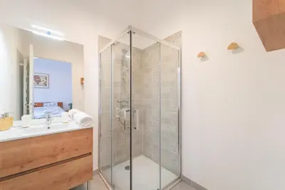Salle de bains dans l'établissement L'Exupéry- Parking privé et à 15min de Paris
