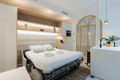Un ou plusieurs lits dans un hébergement de l'établissement New Luxury and Cozy apartment - Notre Dame