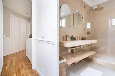 Salle de bains dans l'établissement 100 m2 of luxury and comfort in Neuilly | By Airnest