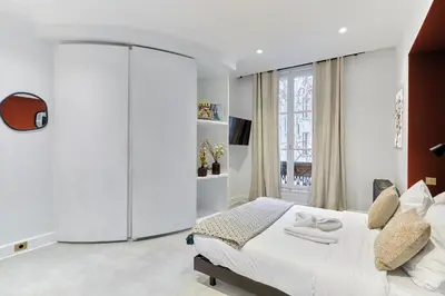 Un ou plusieurs lits dans un hébergement de l'établissement Apartment Louvre by Studio prestige