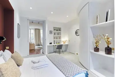 Un ou plusieurs lits dans un hébergement de l'établissement Apartment Louvre by Studio prestige