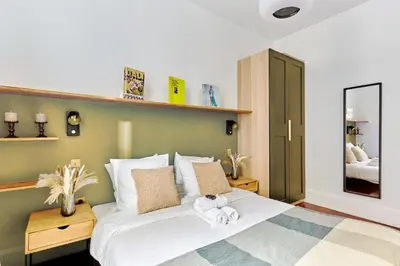 Un ou plusieurs lits dans un hébergement de l'établissement Apartment Louvre by Studio prestige