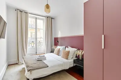 Un ou plusieurs lits dans un hébergement de l'établissement Apartment Louvre by Studio prestige