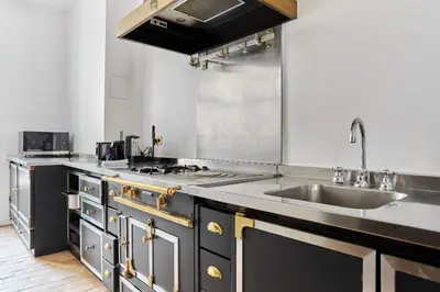 Cuisine ou kitchenette dans l'établissement Apartment Louvre by Studio prestige