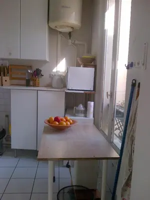 Cuisine ou kitchenette dans l'établissement calme et repos, vue sur les arbres