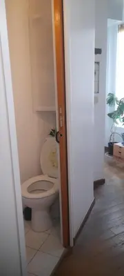 Salle de bains dans l'établissement calme et repos, vue sur les arbres