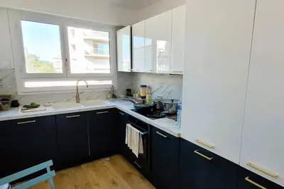 Cuisine ou kitchenette dans l'établissement Riverside Retreat with balcony & parking