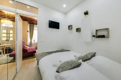 Un ou plusieurs lits dans un hébergement de l'établissement Juliette - Tiny 1BR Pantheon Luxembourg Hideaway