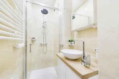 Salle de bains dans l'établissement Juliette - Tiny 1BR Pantheon Luxembourg Hideaway