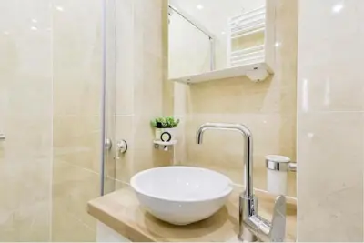 Salle de bains dans l'établissement Juliette - Tiny 1BR Pantheon Luxembourg Hideaway