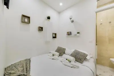 Un ou plusieurs lits dans un hébergement de l'établissement Juliette - Tiny 1BR Pantheon Luxembourg Hideaway