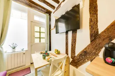Télévision ou salle de divertissement dans l'établissement Juliette - Tiny 1BR Pantheon Luxembourg Hideaway