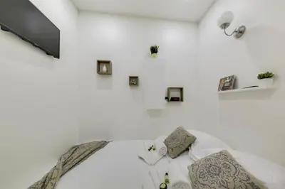 Un ou plusieurs lits dans un hébergement de l'établissement Juliette - Tiny 1BR Pantheon Luxembourg Hideaway