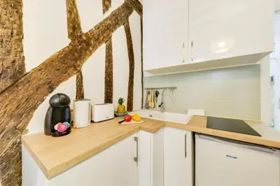 Cuisine ou kitchenette dans l'établissement Juliette - Tiny 1BR Pantheon Luxembourg Hideaway