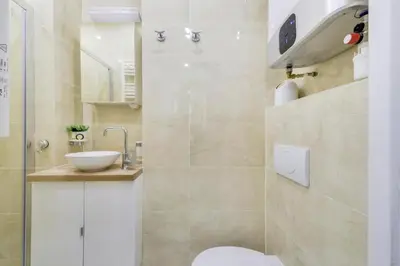Salle de bains dans l'établissement Juliette - Tiny 1BR Pantheon Luxembourg Hideaway