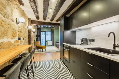 Cuisine ou kitchenette dans l'établissement Typical Parisian Apartment in Le Marais#4 pers
