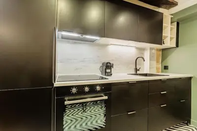 Cuisine ou kitchenette dans l'établissement Typical Parisian Apartment in Le Marais#4 pers