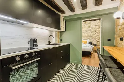Cuisine ou kitchenette dans l'établissement Typical Parisian Apartment in Le Marais#4 pers