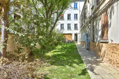 Jardin de l'établissement calme et verdure à Paris
