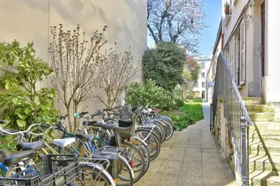 Vélo sur le terrain de l'établissement calme et verdure à Paris ou dans les environs