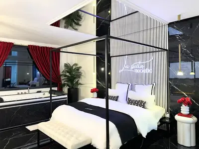 Un ou plusieurs lits dans un hébergement de l'établissement La Suite Trocadéro - Jacuzzi privatif