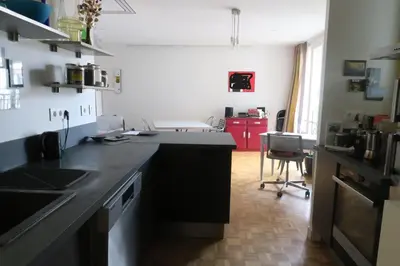 Plan de l'établissement 2 pièces lumineux quartier animé
