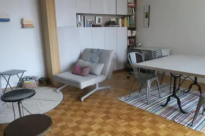 Plan de l'établissement 2 pièces lumineux quartier animé