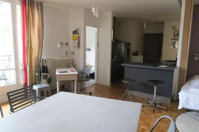 Plan de l'établissement 2 pièces lumineux quartier animé