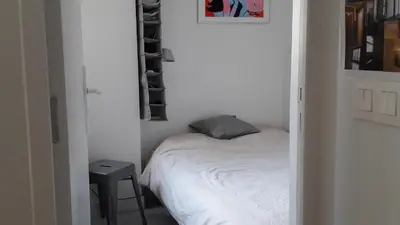 Plan de l'établissement 2 pièces lumineux quartier animé