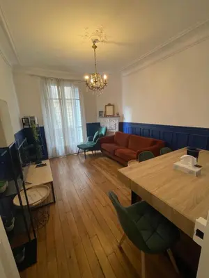 Coin salon dans l'établissement Large family typical Parisian Appartment