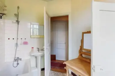Salle de bains dans l'établissement Large family typical Parisian Appartment