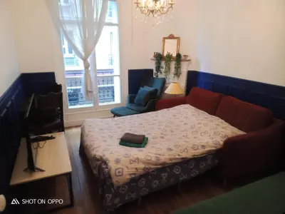 Télévision ou salle de divertissement dans l'établissement Large family typical Parisian Appartment