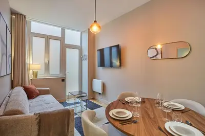 Télévision ou salle de divertissement dans l'établissement Residence Center of Paris by Studio prestige