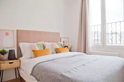 Un ou plusieurs lits dans un hébergement de l'établissement Céleste - Luxury 3BR Suite Mouffetard Views