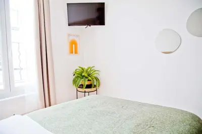 Télévision ou salle de divertissement dans l'établissement Céleste - Luxury 3BR Suite Mouffetard Views