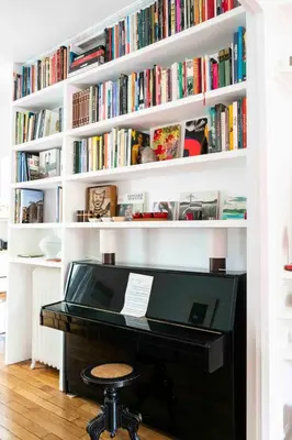 Bibliothèque dans la maison de vacances