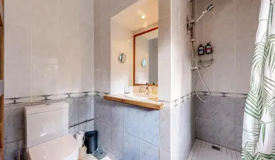 Salle de bains dans l'établissement Huge House 210sqm 19 people Private Outdoor 2 Parking Top Location