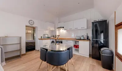 Cuisine ou kitchenette dans l'établissement Huge House 210sqm 19 people Private Outdoor 2 Parking Top Location