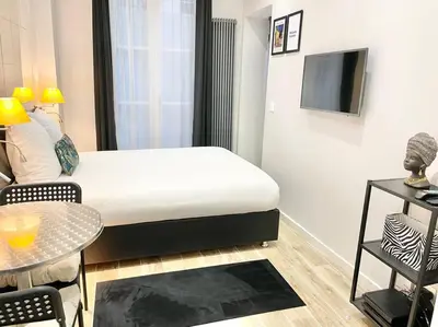 Un ou plusieurs lits dans un hébergement de l'établissement Charming Studette Paris La Défense